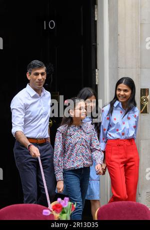 London, Großbritannien. Krönung großes Mittagessen auf Einladung von Rishi Sunak und seiner Frau Akshata Murty in der Downing Street, 7. Mai 2023 Ankunft der Familie Sunak Stockfoto