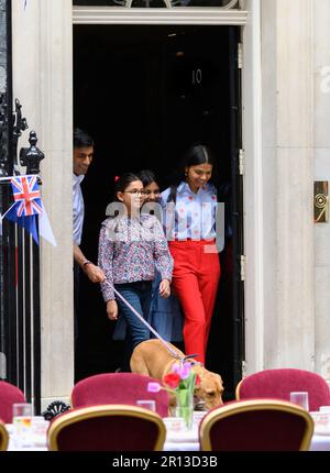 London, Großbritannien. Krönung großes Mittagessen auf Einladung von Rishi Sunak und seiner Frau Akshata Murty in der Downing Street, 7. Mai 2023 Ankunft der Familie Sunak Stockfoto