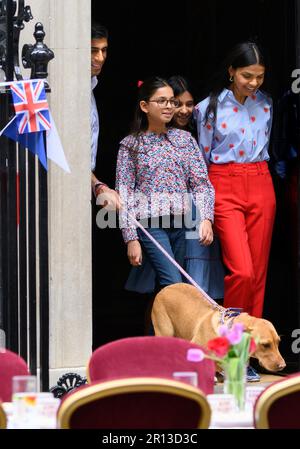 London, Großbritannien. Krönung großes Mittagessen auf Einladung von Rishi Sunak und seiner Frau Akshata Murty in der Downing Street, 7. Mai 2023 Ankunft der Familie Sunak Stockfoto