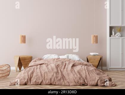 Leere Wand im modernen Schlafzimmer. skandinavisches Interieur im Bo-Stil. Leerer Kopierbereich für Bild, Poster, Bildmaterial. Bett, Rattansessel Stockfoto