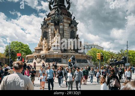 Barcelona, Katalonien, Spanien - 13. Mai 2018: Touristenspaziergang in der Nähe des Kolumbus-Denkmals ist Ein 60 m oder 197 m hohes Denkmal für Christoph Kolumbus. Reisen Stockfoto