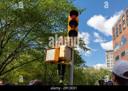 Ein Schwarzer auf einem Straßenschild am Jordan Neely March Stockfoto