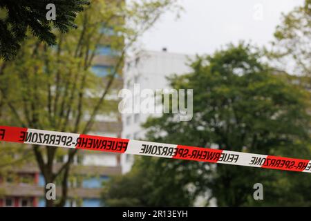 Ratingen, Deutschland, 11.05.2023: Eine Explosion in einer Wohnung in Ratingen West führt zu einer gewaltigen Polizeioperation, einschließlich der an den umliegenden Gebäuden angebrachten Sondereinsatzkräfte. Der Verdächtige wurde auch bei der Explosion verletzt und ins Krankenhaus gebracht. Die Polizei ermittelt weiter. Kredit: NewsNRW / Alamy Live News Stockfoto