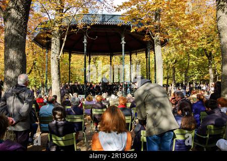 PARIS, FRANKREICH - 15. OKTOBER 2016 im Jardin du Luxembourg spielt ein Orchester klassische Musik. Paris bietet eine Vielfalt an Outdoor-Unterhaltung für die Bürger Stockfoto