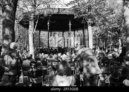 PARIS, FRANKREICH - 15. OKTOBER 2016 im Jardin du Luxembourg spielt ein Orchester klassische Musik. Paris bietet eine Vielfalt an Outdoor-Unterhaltung für die Bürger Stockfoto