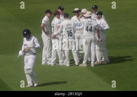 Chester le Street, 11. Mai 2023. Die Spieler von Durham feiern, dass Jonny Bairstow, der für Yorkshire schlägt, das Spielfeld verlässt, nachdem sie von Bas de Leede aus Durham während eines County Championship-Spiels im Seat Unique Riverside gebowlt wurden. Kredit: Colin Edwards/Alamy Live News Stockfoto