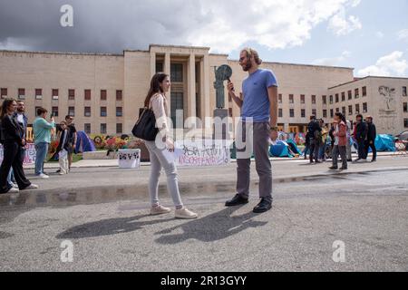 Rom, Italien. 11. Mai 2023. Ein Journalist interviewt einen Studenten vor dem Rektorat der Universität Rom „La Sapienza“ (Foto von Matteo Nardone/Pacific Press) Kredit: Pacific Press Media Production Corp./Alamy Live News Stockfoto