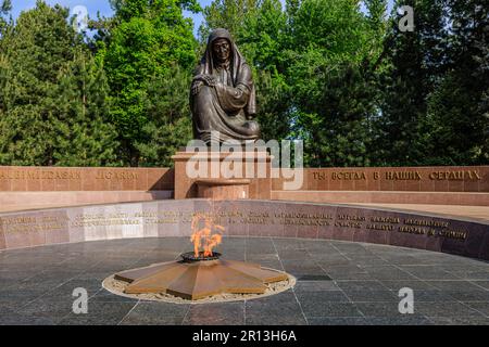 Die ewige Flamme brennt vor der weinenden Mutterstatue an dem Denkmal zu Ehren usbekischer Soldaten in taschkent Stockfoto