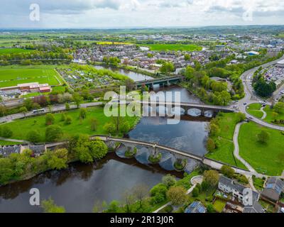 Luftaufnahme von Brücken, die den Fluss Forth in Stirling, Schottland, Großbritannien, überqueren Stockfoto