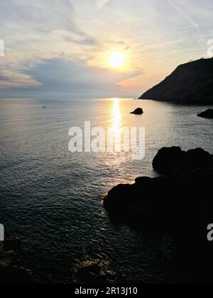 Wunderbarer Blick auf das Meer der Cinque Terre auf der Strecke zwischen Riomaggiore und Portovenere. Stockfoto