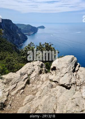 Wunderbarer Blick auf das Meer der Cinque Terre auf der Strecke zwischen Riomaggiore und Portovenere. Stockfoto