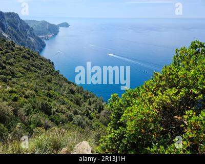 Wunderbarer Blick auf das Meer der Cinque Terre auf der Strecke zwischen Riomaggiore und Portovenere. Stockfoto