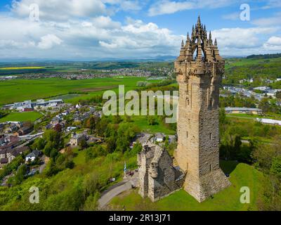 Das National Wallace Monument in Stirling, Schottland, Großbritannien, aus der Vogelperspektive Stockfoto