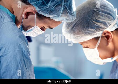 Gesichter von Chirurgen Nahaufnahme während einer komplexen und intensiven Operation retten Ärzte das Leben des Patienten, Teamarbeit von Chirurgen. Stockfoto