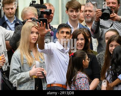 London, Großbritannien. Krönung großes Mittagessen auf Einladung von Rishi Sunak und seiner Frau Akshata Murty in Downing Street, 7. Mai 2023. Der Premier trifft die Gäste Stockfoto