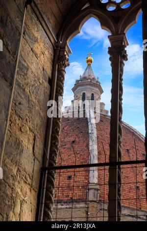 Kathedrale Santa Maria del Fiore in Florenz, Italien: Details der Kuppel von Brunelleschi, die Sie vom mehrlagigen Fenster des Glockenturms von Giotto aus sehen können. Stockfoto