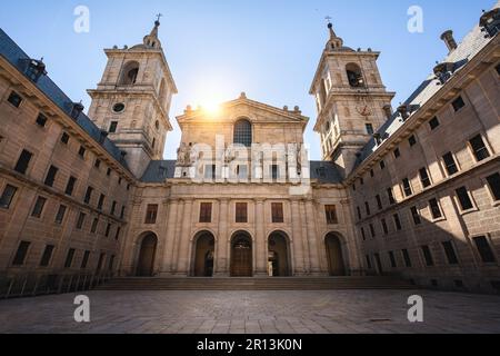 Innenhof der Könige und Basilika an der königlichen Stätte San Lorenzo de El Escorial - San Lorenzo de El Escorial, Spanien Stockfoto