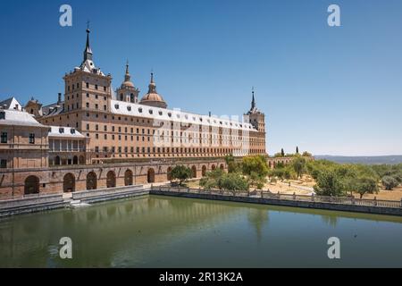 Pool und Kloster von El Escorial - San Lorenzo de El Escorial, Spanien Stockfoto