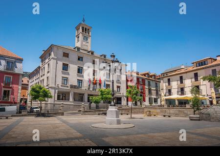 Plaza de la Constitucion (Platz der Verfassung) und Rathaus - San Lorenzo de El Escorial, Spanien Stockfoto