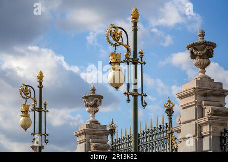Lampenmasten vor dem Königspalast von Madrid - Madrid, Spanien Stockfoto