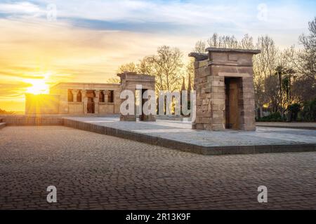 Tempel von Debod bei Sonnenuntergang - antiker ägyptischer Tempel im La Montana Park - Madrid, Spanien Stockfoto