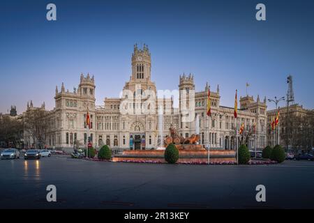 Plaza de Cibeles mit Schloss Cibeles und Brunnen der Cybele bei Sonnenuntergang - Madrid, Spanien Stockfoto