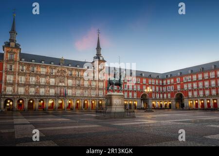 Plaza Mayor bei Sonnenaufgang mit König Philip III. (Felipe III) Statue - Madrid, Spanien Stockfoto