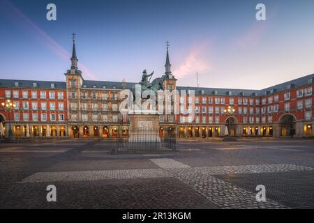 Plaza Mayor bei Sonnenaufgang mit König Philip III. (Felipe III) Statue - Madrid, Spanien Stockfoto