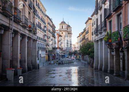 Calle de Toledo und die Collegiatskirche San Isidro - Madrid, Spanien Stockfoto