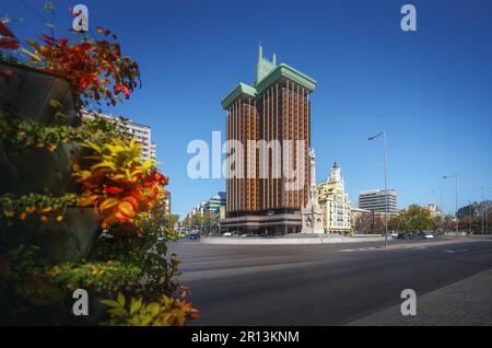 Plaza de Colon mit Denkmal für Christoph Columbus und Torres de Colon Towers - Madrid, Spanien Stockfoto