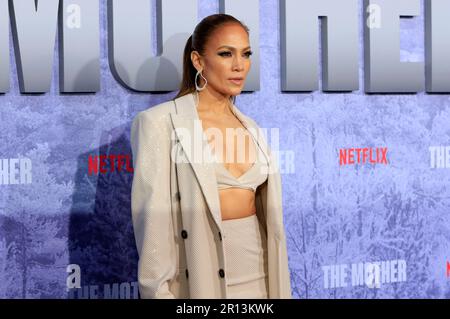 Los Angeles, USA. 10. Mai 2023. Jennifer Lopez bei der Premiere des Netflix Streamingfilms „The Mother“ im Westwood Regency Village Theater. Los Angeles, 10.05.2023 Kredit: Geisler-Fotopress GmbH/Alamy Live News Stockfoto