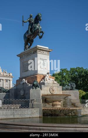 Denkmal für Philip IV (Felipe IV) am Plaza de Oriente - Madrid, Spanien Stockfoto