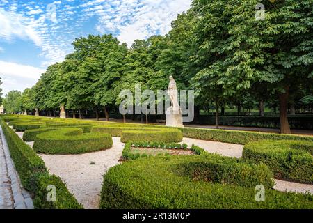 Paseo de la Argentina mit spanischen Königsstatuen im Retiro Park - Madrid, Spanien Stockfoto