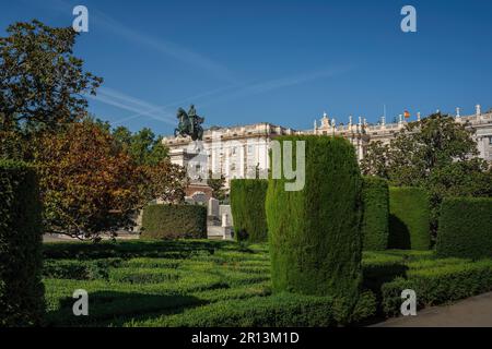 Plaza de Oriente mit Denkmal für Philip IV (Felipe IV) - Madrid, Spanien Stockfoto