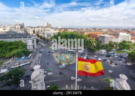Luftaufnahme der Calle de Alcala und der Plaza de Cibeles mit der spanischen Flagge - Madrid, Spanien Stockfoto
