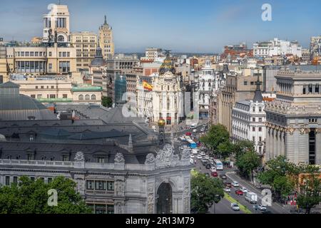 Luftaufnahme der Calle de Alcala mit Bank of Spain und Metropolis-Gebäude - Madrid, Spanien Stockfoto