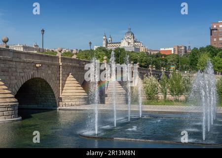 Brücke von Segovia (Puente de Segovia) und Almudena Kathedrale - Madrid, Spanien Stockfoto
