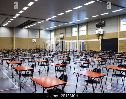 ALKMAAR - das Fitnessstudio vor Beginn der ersten Prüfung an einer Sekundarschule. Schüler im letzten Jahr der Sekundarstufe beginnen mit den Abschlussprüfungen. ANP RAMON VAN FLYMEN niederlande raus - belgien raus Stockfoto