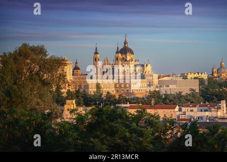 Almudena Kathedrale bei Sonnenuntergang - Madrid, Spanien Stockfoto