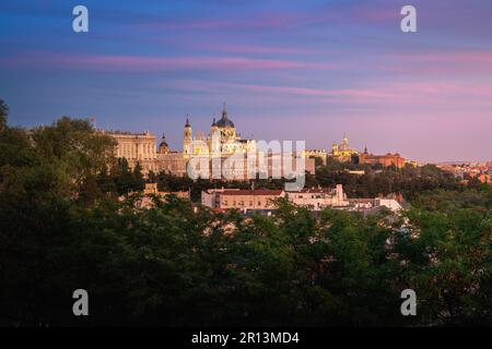 Almudena Kathedrale bei Sonnenuntergang - Madrid, Spanien Stockfoto