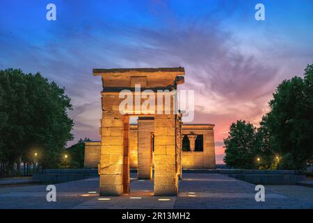 Beleuchteter Tempel von Debod bei Sonnenuntergang - antiker ägyptischer Tempel im La Montana Park - Madrid, Spanien Stockfoto