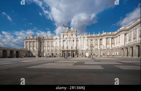 Königspalast von Madrid an der Plaza de la Armeria (Armory Square) - Madrid, Spanien Stockfoto