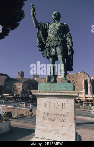 Eine Statue eines römischen Soldaten steht vor einem Schloss. Aufschrift auf dem Tisch: "Kaiser Caesar Nervae" Stockfoto