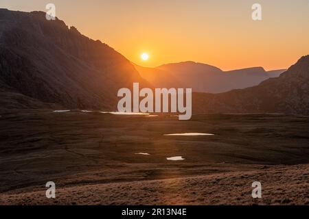 Sonnenuntergang über Eryri, Snowdonia. Stockfoto
