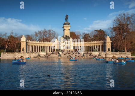 Retiro-Park-See und Denkmal für Alfonso XII - Madrid, Spanien Stockfoto