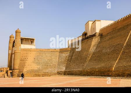 Der zeremonielle Eingang und die imposanten zerkleinerten Mauern der Arche bukhara Stockfoto