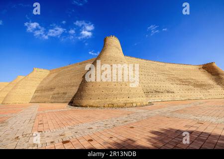 Weitwinkelblick auf die riesigen Mauern und Türme der Zitadelle der Arche bukhara usbekistan Stockfoto