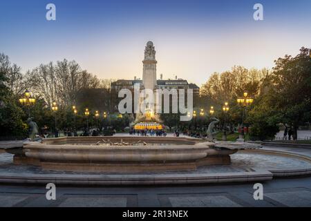 Plaza de Espana bei Sonnenuntergang mit Denkmal und Brunnen von Cervantes - Madrid, Spanien Stockfoto