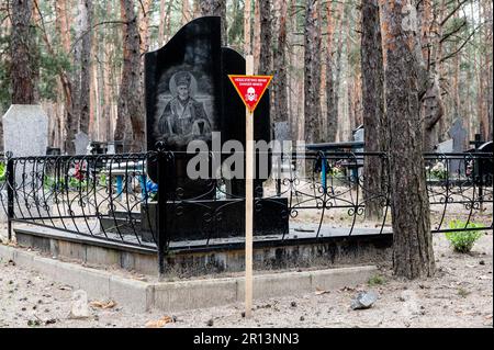 Kupiansk, Charkiv Oblast, Ukraine. 10. Mai 2023. Ein Schild, das vor Minen auf einem Friedhof in Kupiansk, Ukraine, warnt. (Kreditbild: © Michael Brochstein/ZUMA Press Wire) NUR REDAKTIONELLE VERWENDUNG! Nicht für den kommerziellen GEBRAUCH! Stockfoto