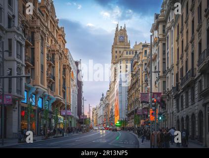 Gran Via Street und Telefonica Building - Madrid, Spanien Stockfoto